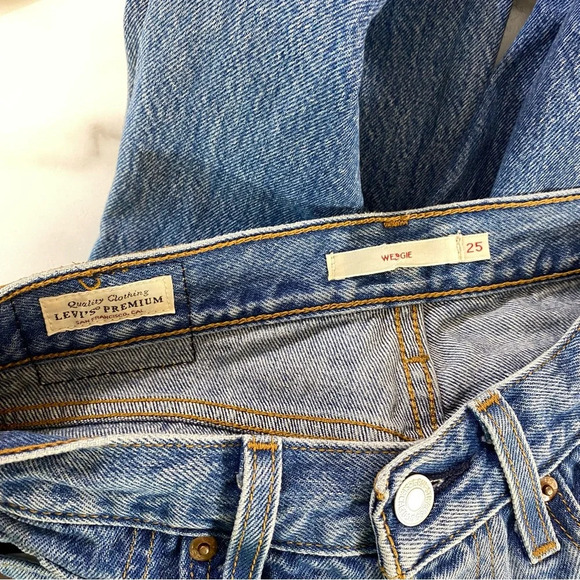Levi's‎ Premium Wedgie Fit Jeans Women Size 25 Blue Cotton Raw Frayed Hem Ripped - Picture 8 of 13
